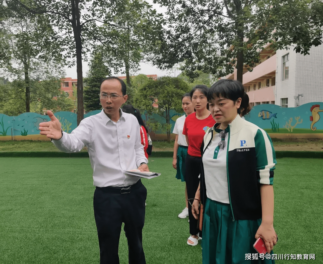 都是带着浅笑的
