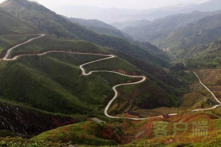 八里畈乡交通升级，道路提升与设施完善助力乡村振兴